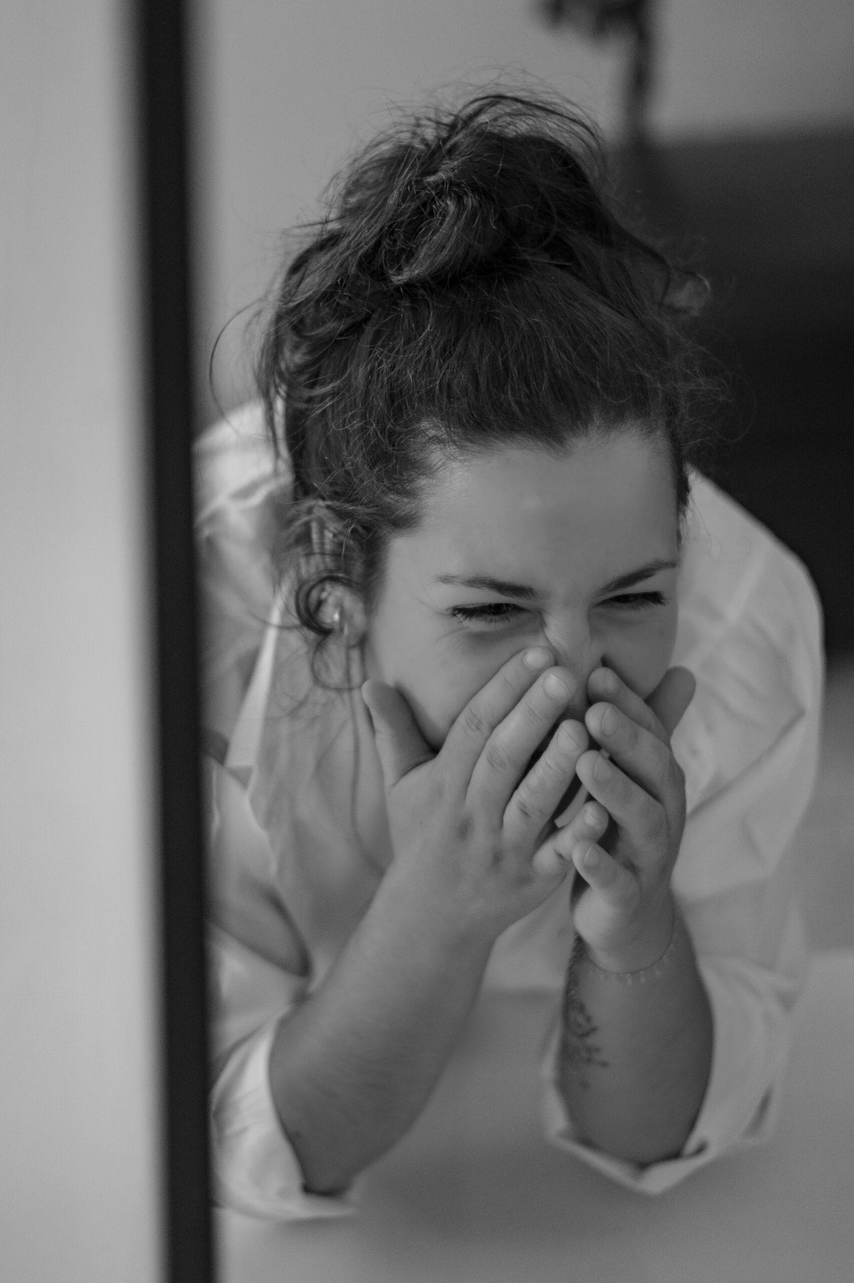 portrait nu femme solo studio extérieur regard de soi reconversion image beauté naturelle artistique original sous vetement fun boudoir couleur art corps défaut noir et blanc body déshabillé détails bienveillance sourire