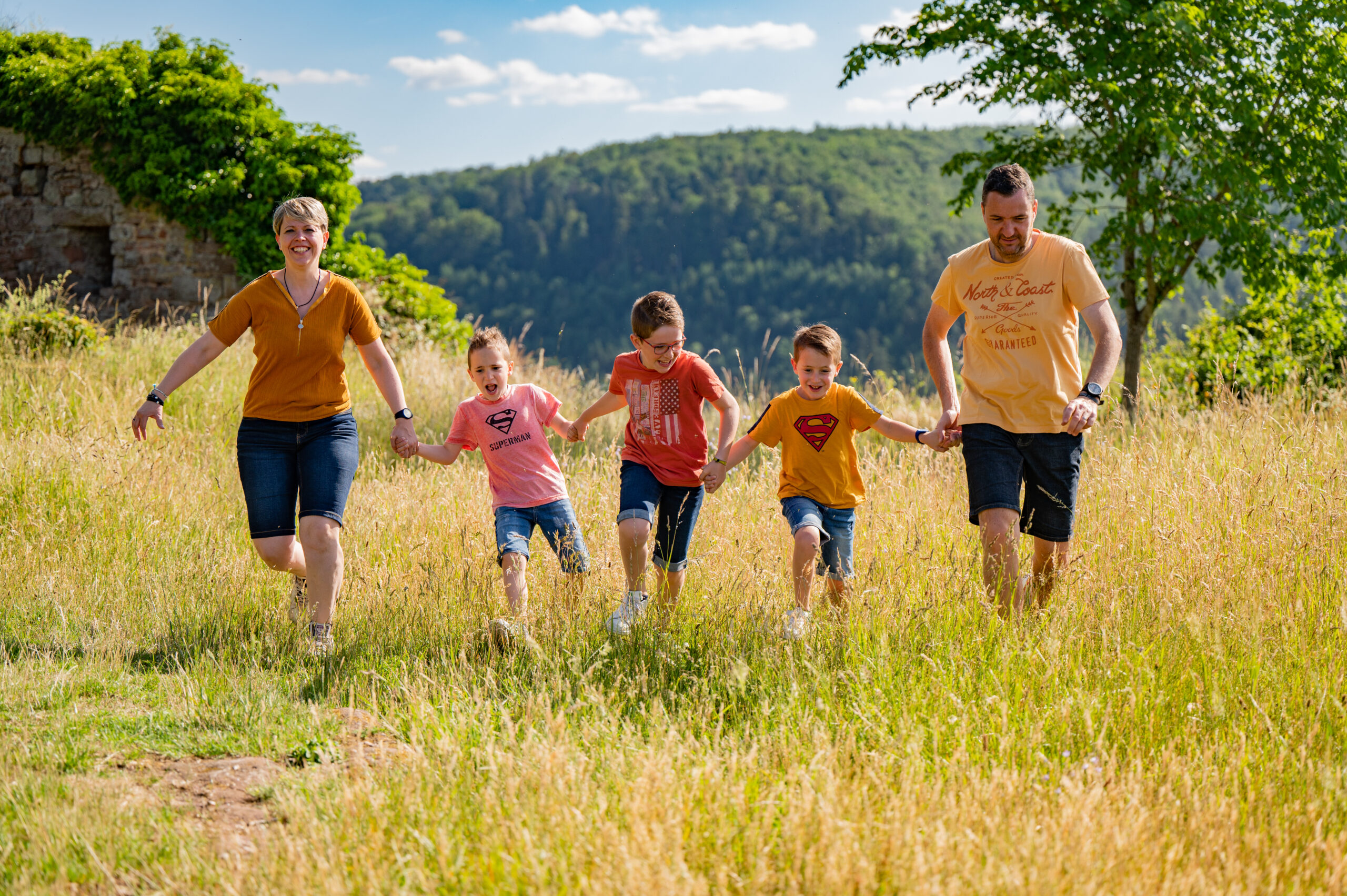 photo famille nombreuse grand est alsace lorraine photographe professionnelle naturelle extérieur originale fun folle course frere fratrie enfant