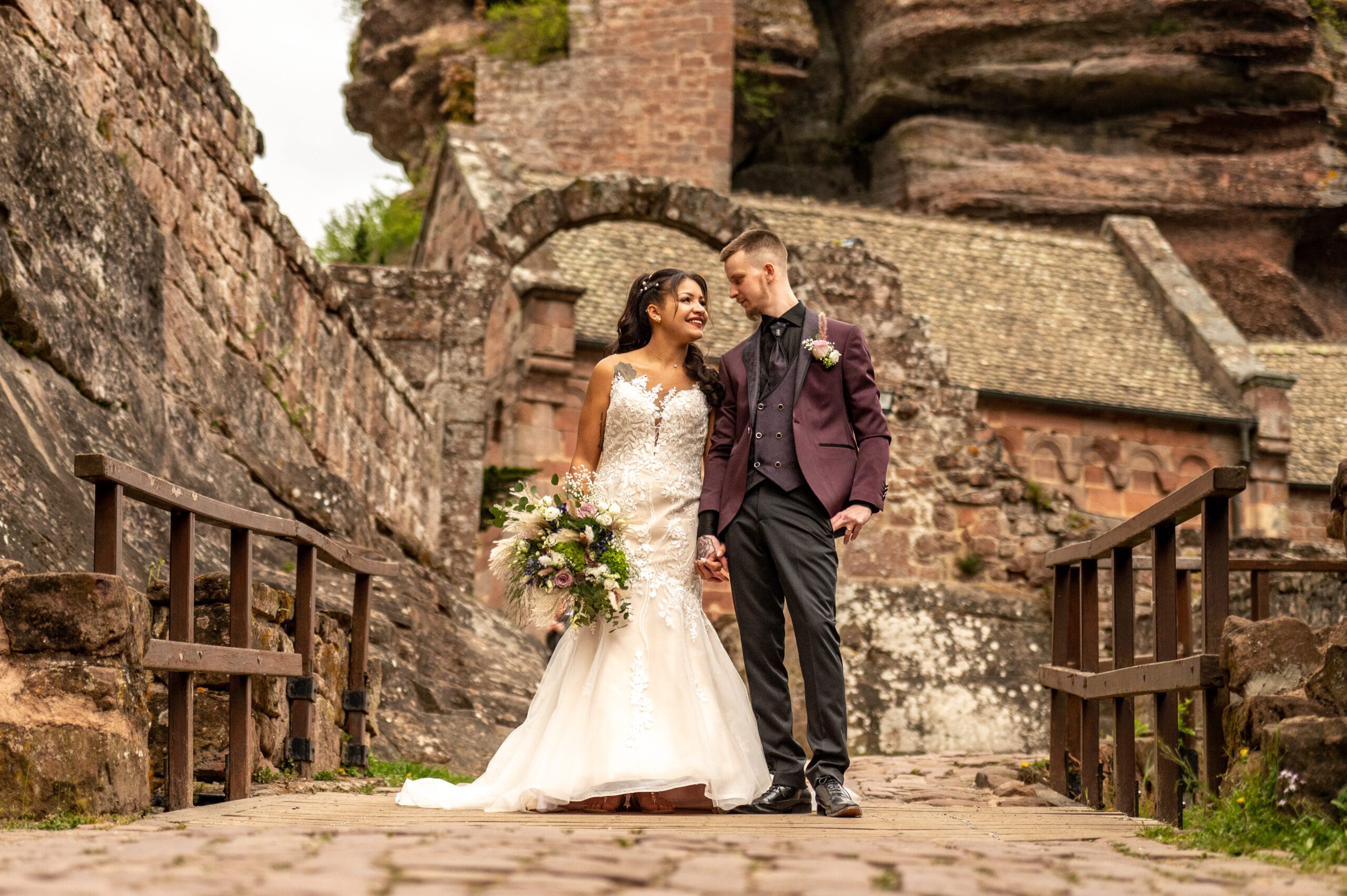 photographe professionnelle couple amour complicité tendresse after Day mariage couleur naturelle regard amoureux séance photo alsace lorraine strasbourg saverne nancy selestat colmar mulhouse fun original préparatifs cérémonie laïque extérieur portrait haut Rhin bas rhin rire sourire haut Barr