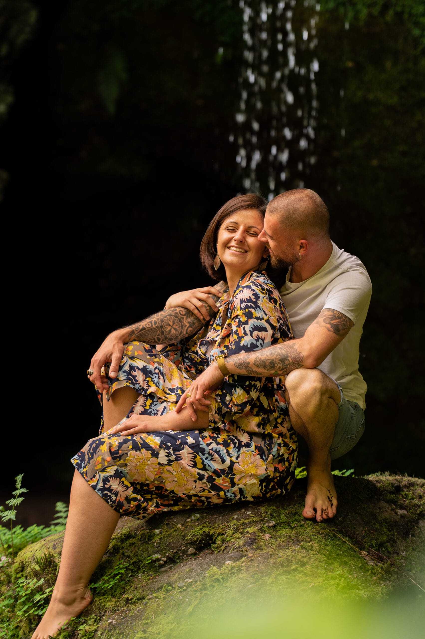 photographe professionnelle couple amour complicité tendresse extérieur arbre foret after Day mariage couleur naturelle regard amoureux cascade