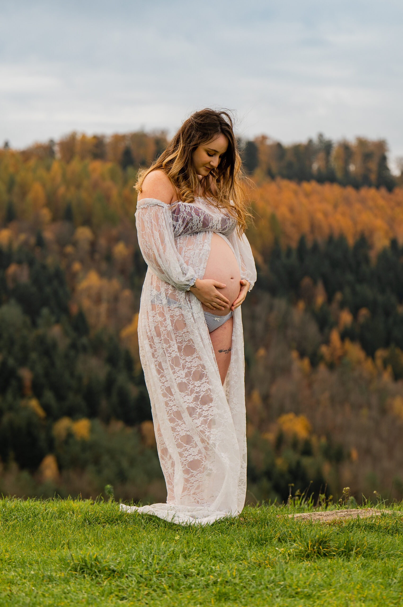 belle photo grossesse solo maman seule extérieur photographe femme robe de grossesse couleurs chaude automne