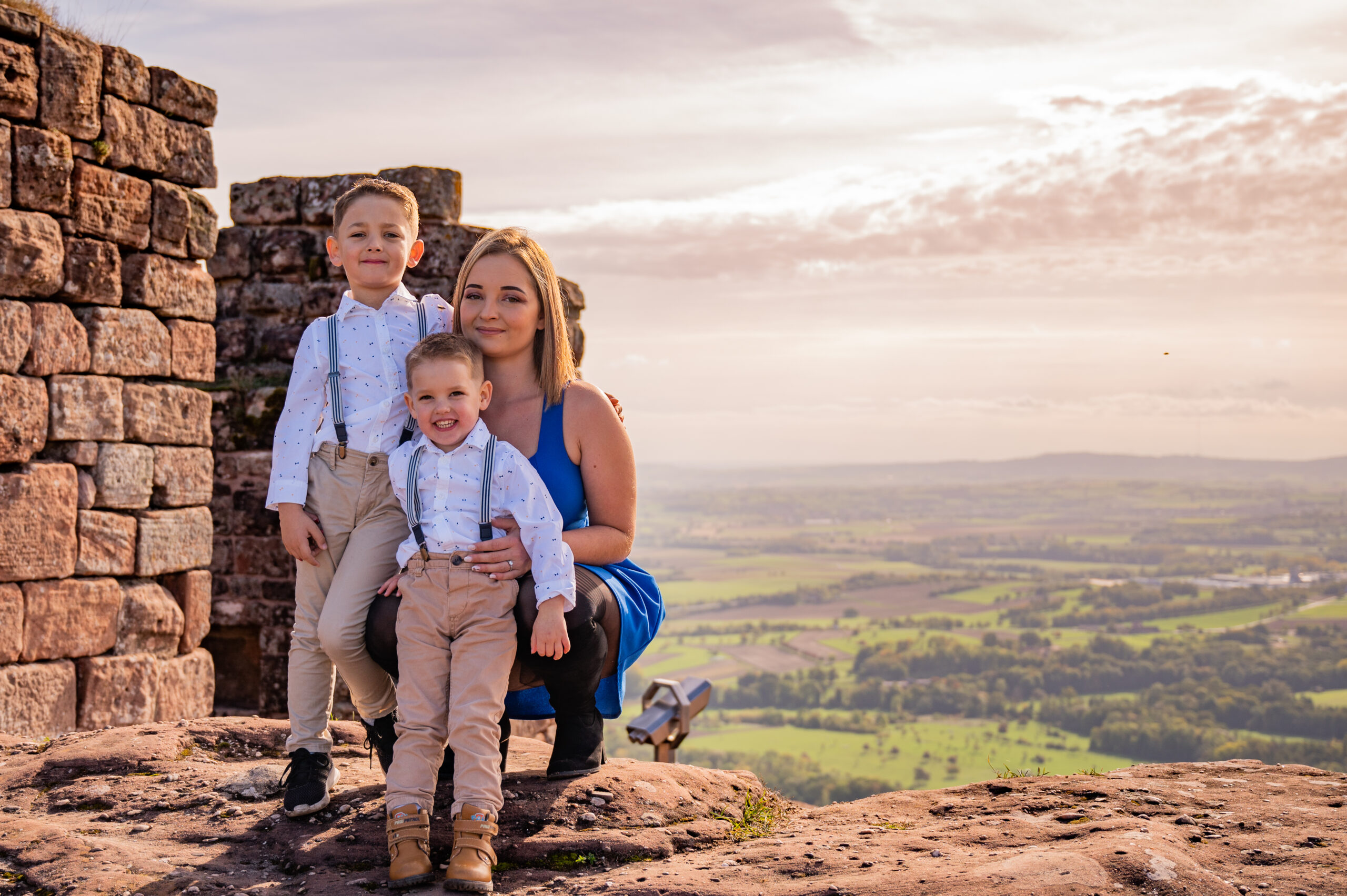 photo famille nombreuse grand est alsace lorraine photographe professionnelle naturelle extérieur originale château point de vue belle vue