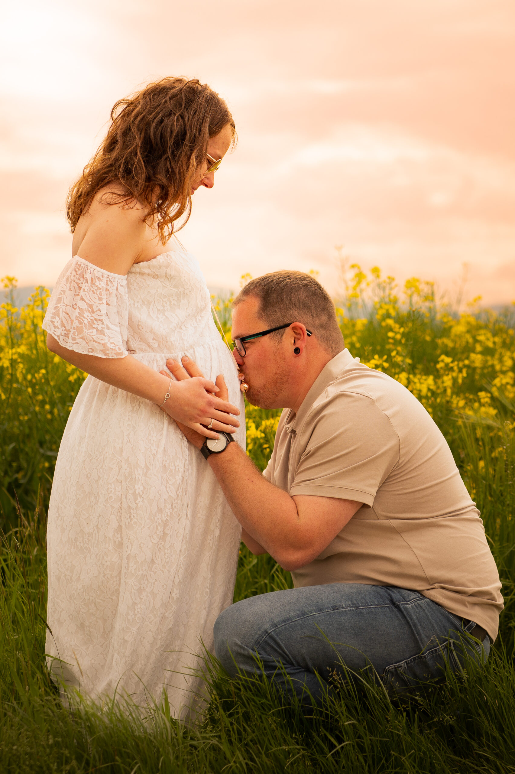 belle photo grossesse couple complcité extérieur photographe femme robe de grossesse couleurs chaude fleurs jaunes champ fleuris