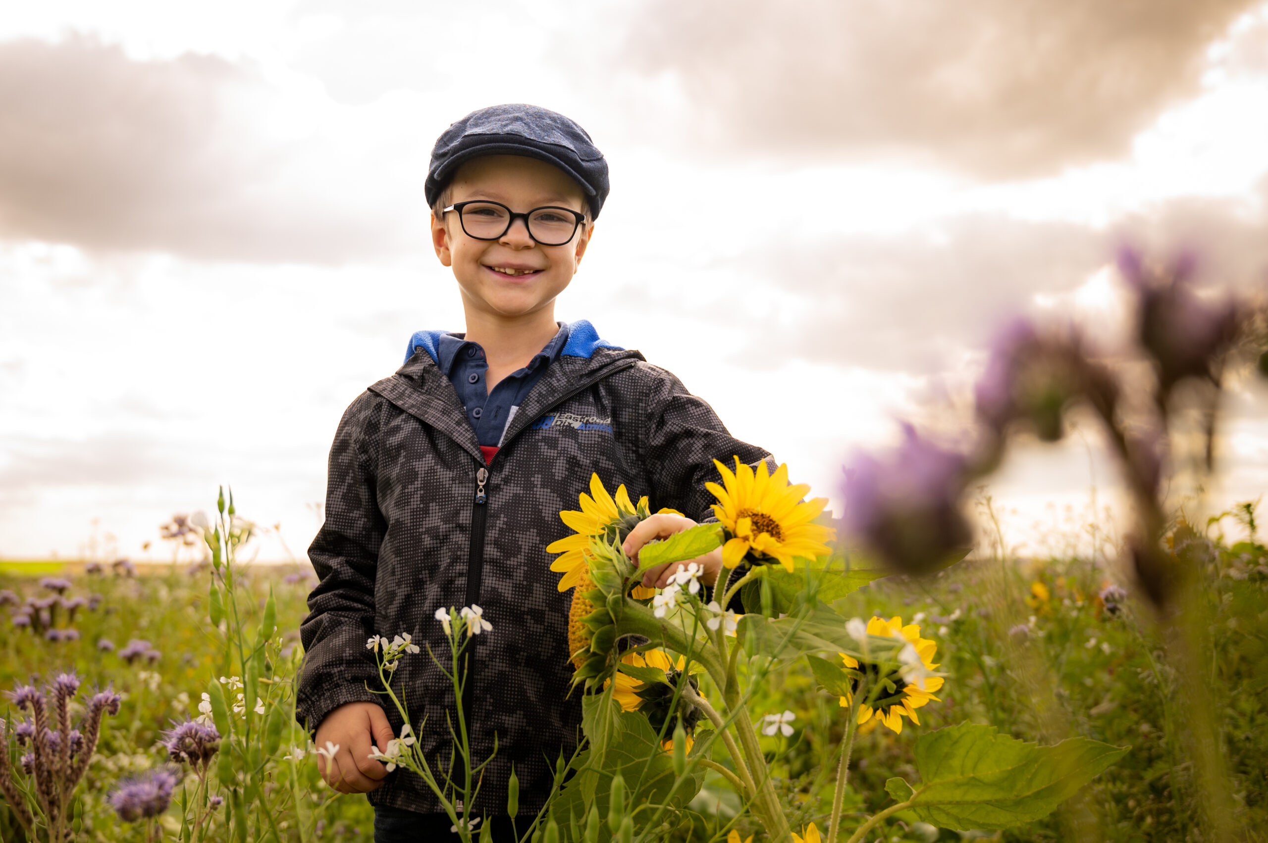 photo enfant grand est alsace lorraine photographe professionnelle naturelle extérieur originale fun fleur garçon frere sourire fille béret soeur champ fleuri fratrie