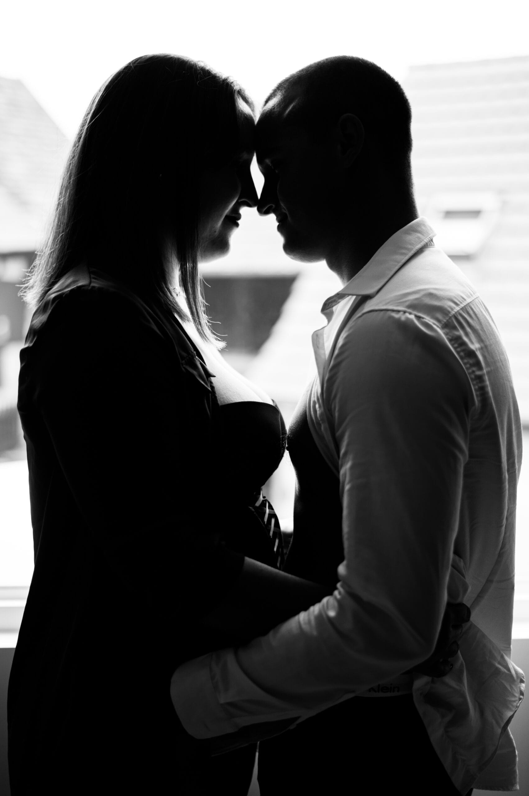 portrait nu femme solo studio extérieur regard de soi reconversion image beauté naturelle artistique original sous vetement fun boudoir couleur art corps défaut noir et blanc body déshabillé détails bienveillance sourire couple amoureux sexy calin position baiser domicile naturelle