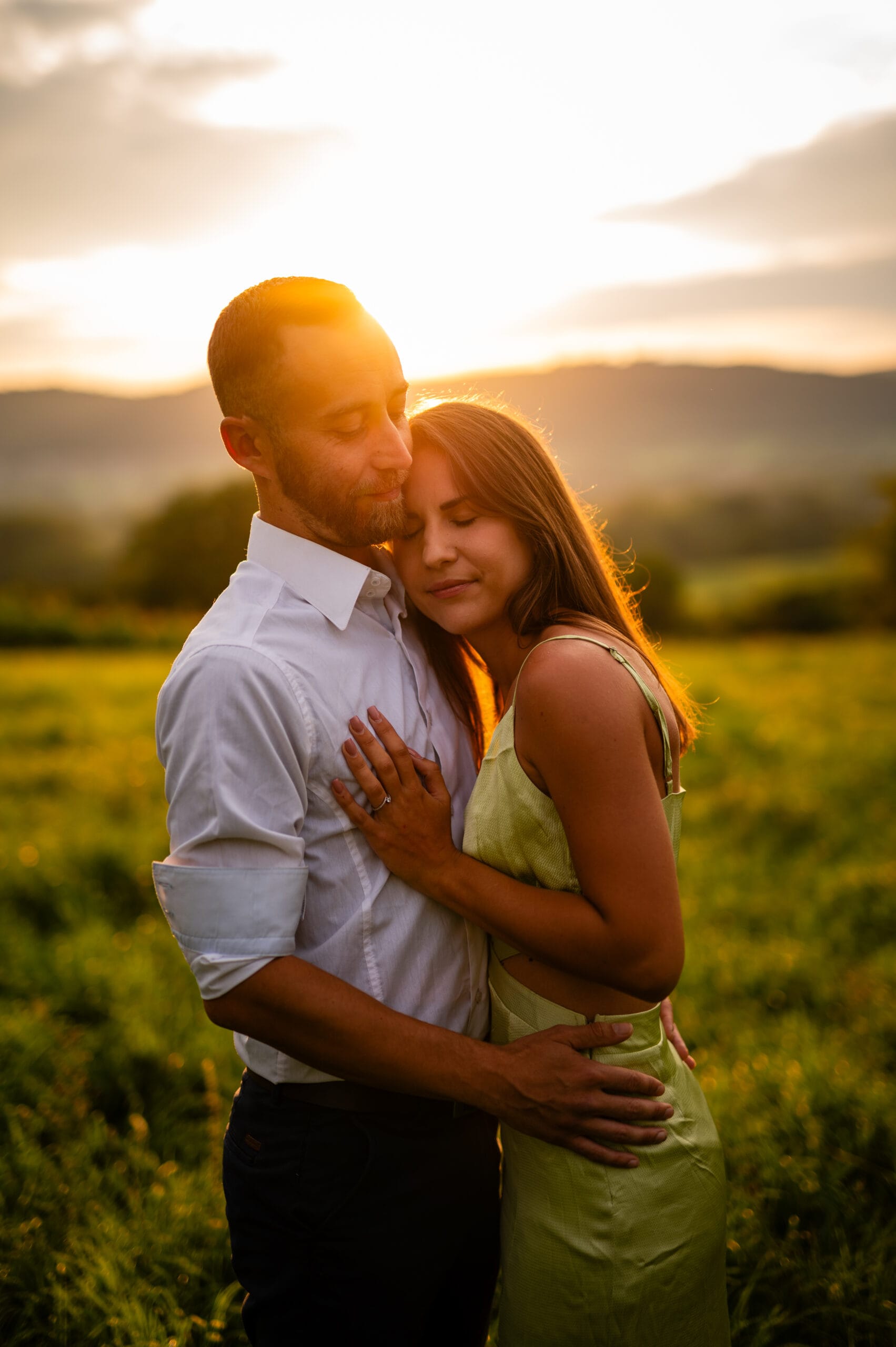 photographe professionnelle couple amour complicité tendresse extérieur arbre foret after Day mariage couleur naturelle regard amoureux coucher de soleil golden Hours