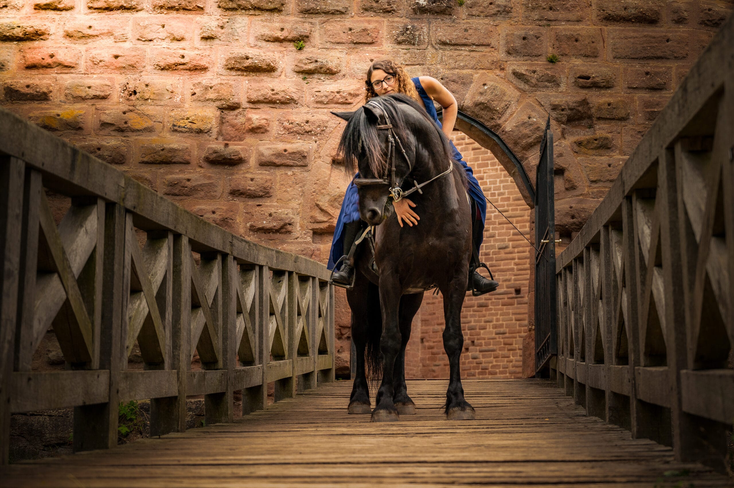 chevaux cheval photographe photo extérieur lieux insolites beauté chateau ruines cascade original coucher de soleil golden hours complicité naturelle photographe professionnelle contre jours couleurs alsace lorraine grand est saverne strasbourg colmar mulhouse nancy metz luxembourg suisse allemagne belgique belfort mouvement monté liberté Lyon paris région parisienne robe pont