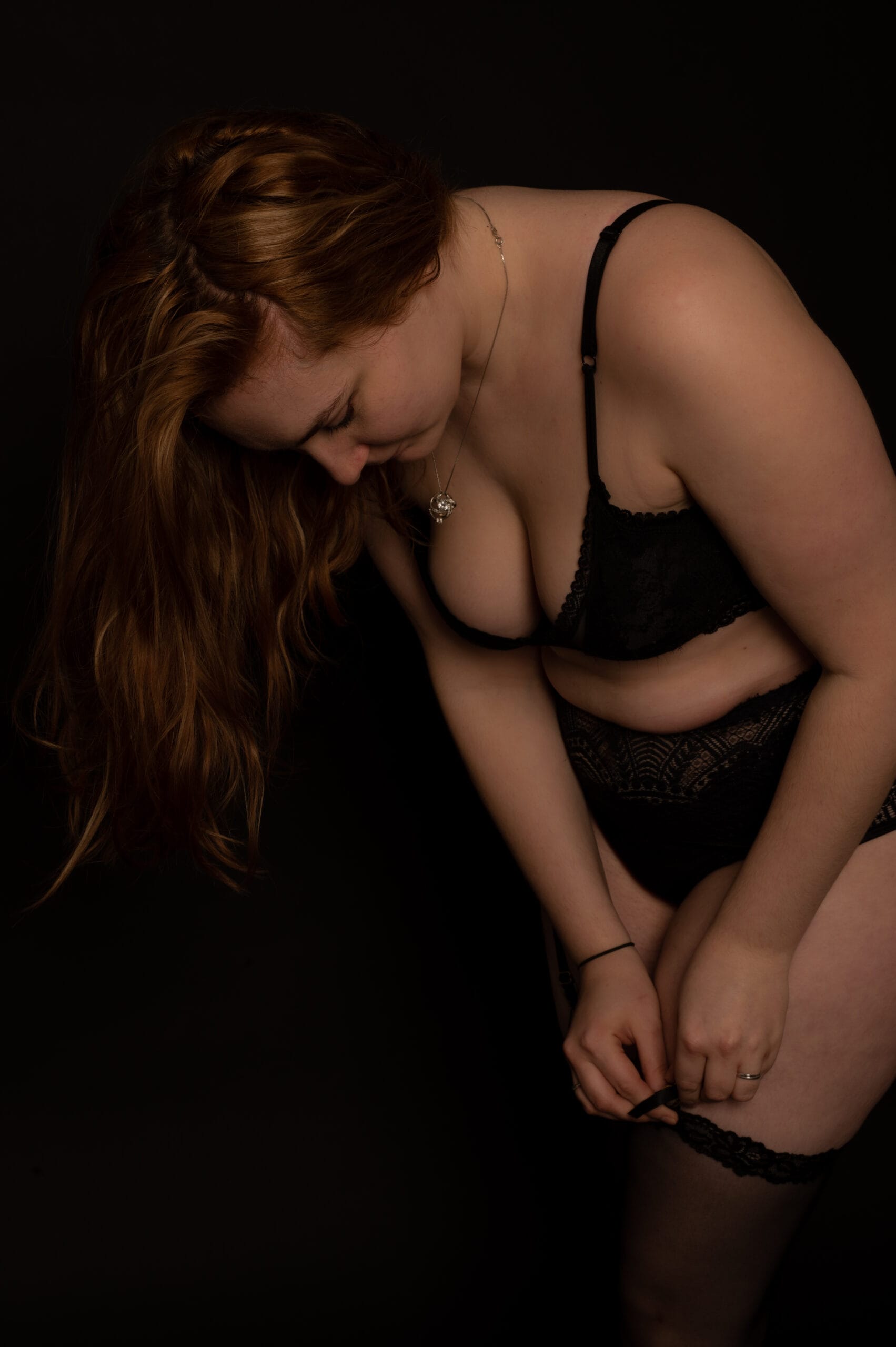 portrait nu femme solo studio extérieur regard de soi reconversion image beauté naturelle artistique original sous vetement fun boudoir couleur art corps défaut