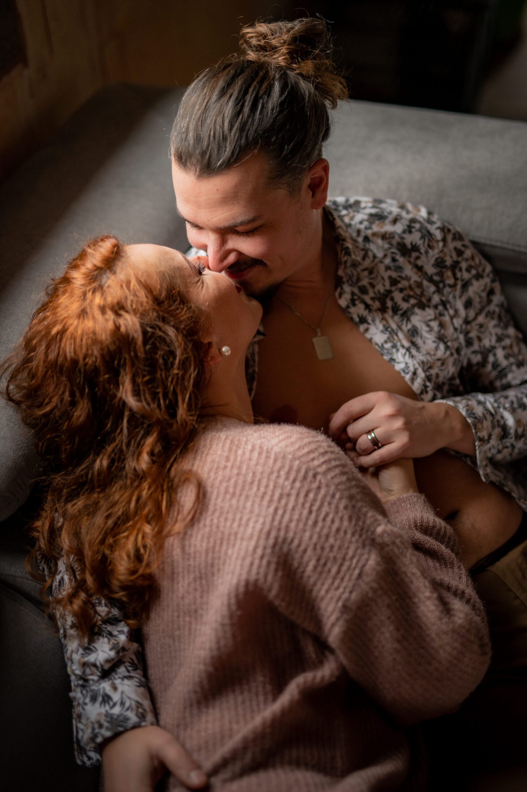 portrait nu femme solo studio extérieur regard de soi reconversion image beauté naturelle artistique original sous vetement fun boudoir couleur art corps défaut noir et blanc body déshabillé détails bienveillance sourire couple sexy calin position baiser domicile