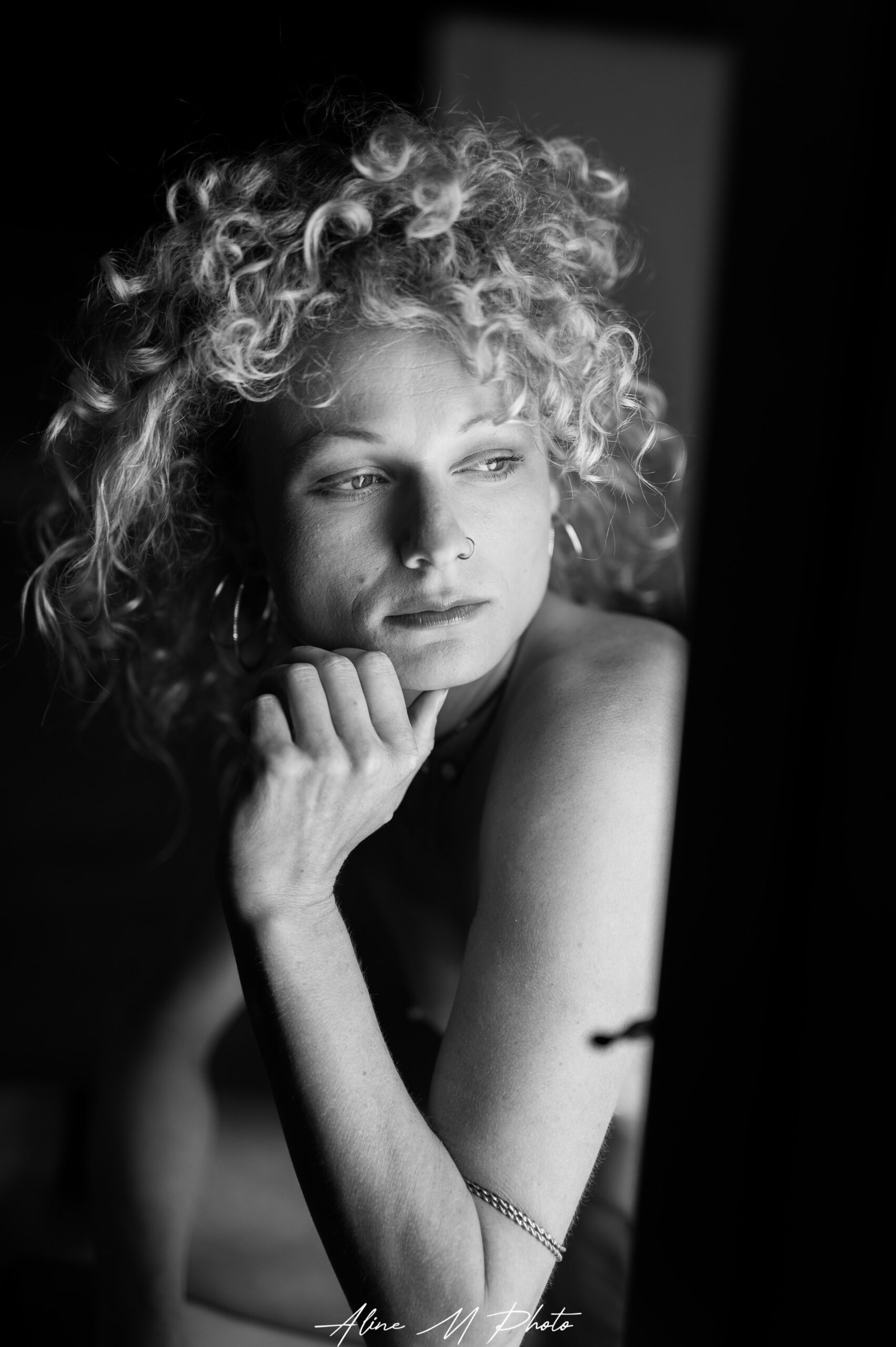 portrait solo femme noir et blanc confiance en soi photo thérapie se voir autrement enigmatique