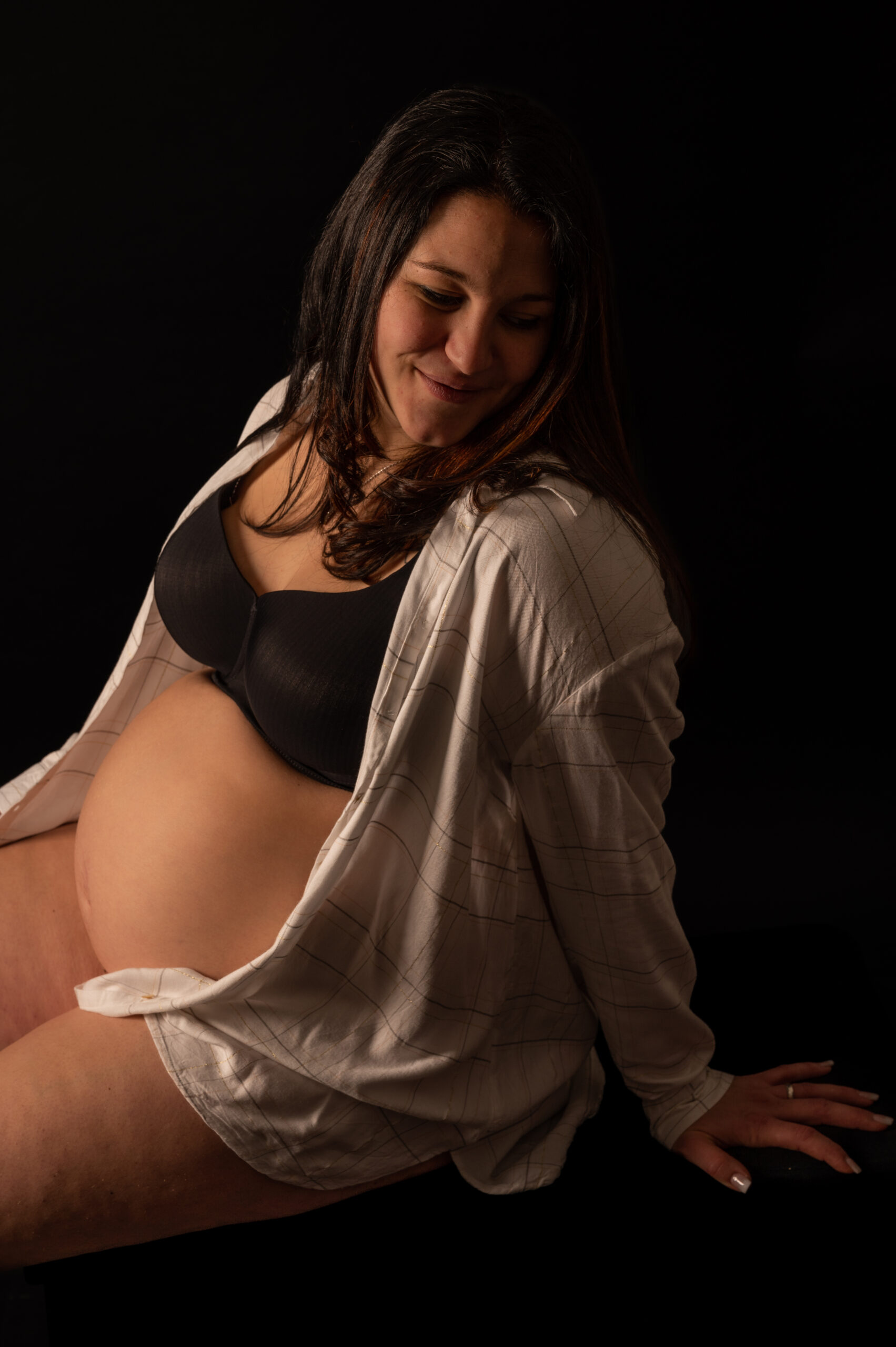 photo grossesse solo studio fond noir belle photographe femme soutien gorge