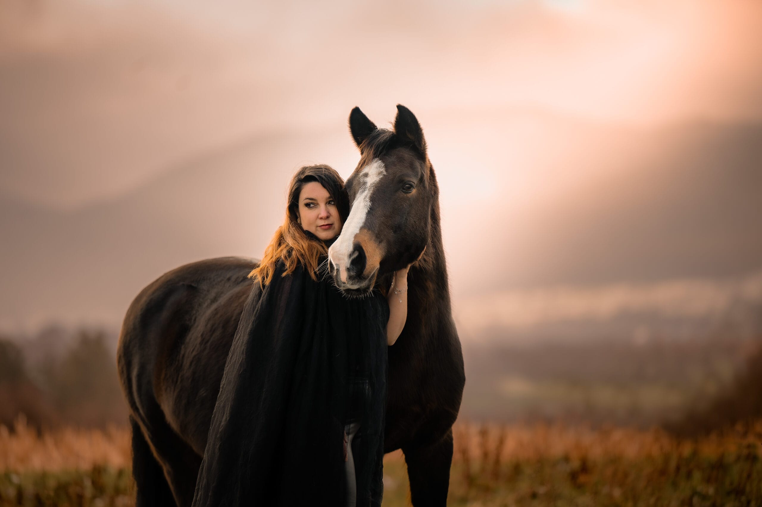 chevaux cheval photographe photo extérieur lieux insolites beauté chateau cascade original coucher de soleil golden hours complicité naturelle photographe professionnelle contre jours couleurs alsace lorraine grand est saverne strasbourg colmar mulhouse nancy metz luxembourg suisse allemagne belgique belfort mouvement monté liberté Lyon paris