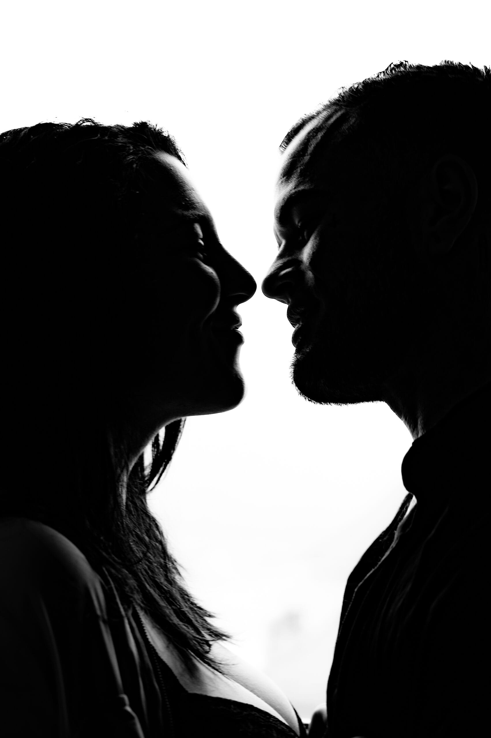 portrait nu femme solo studio extérieur regard de soi reconversion image beauté naturelle artistique original sous vetement fun boudoir couleur art corps défaut noir et blanc body déshabillé détails bienveillance sourire couple amoureux clair obscur