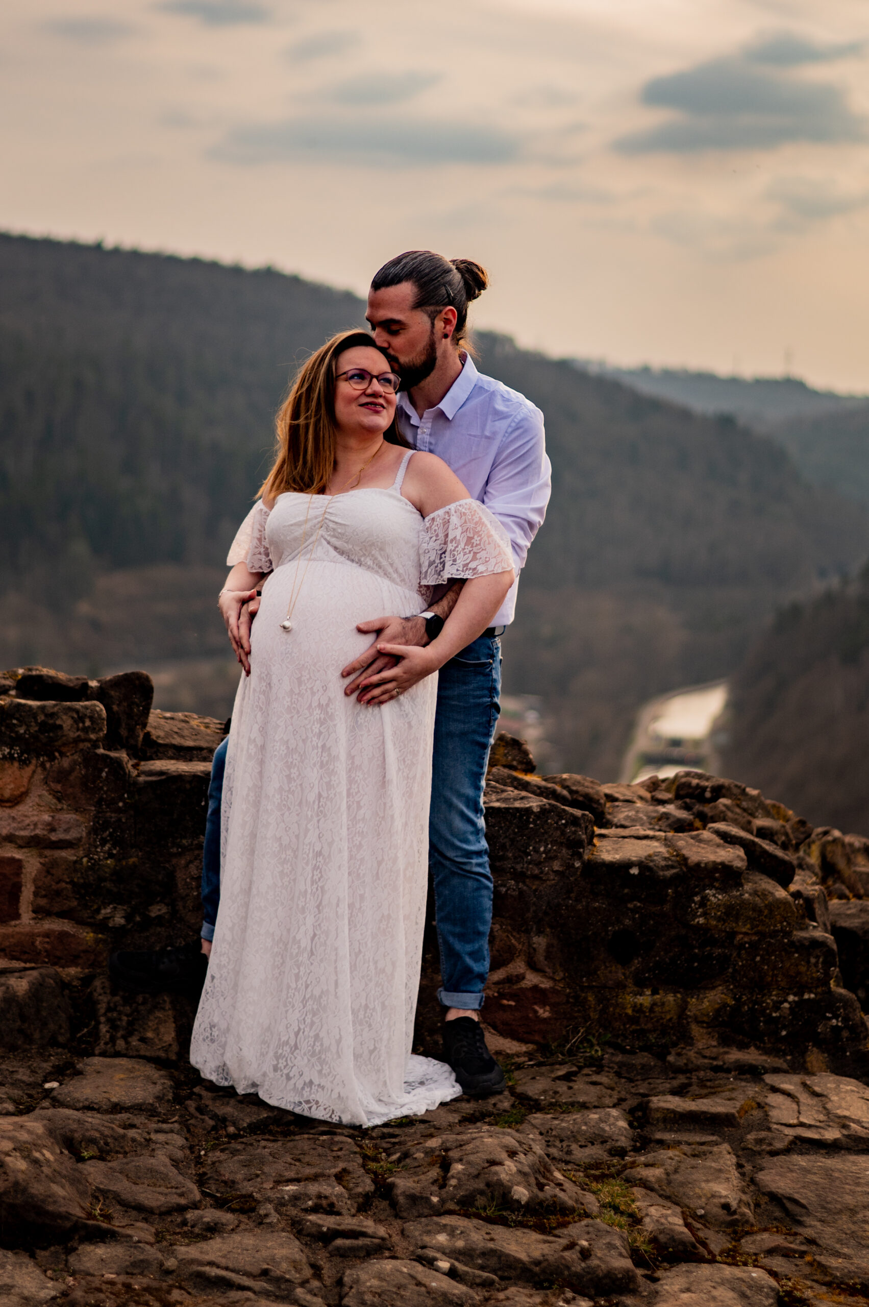photo grossesse couple amoureux futur bébé extérieur coucher de soleil tendresse complicité regard de l'autre