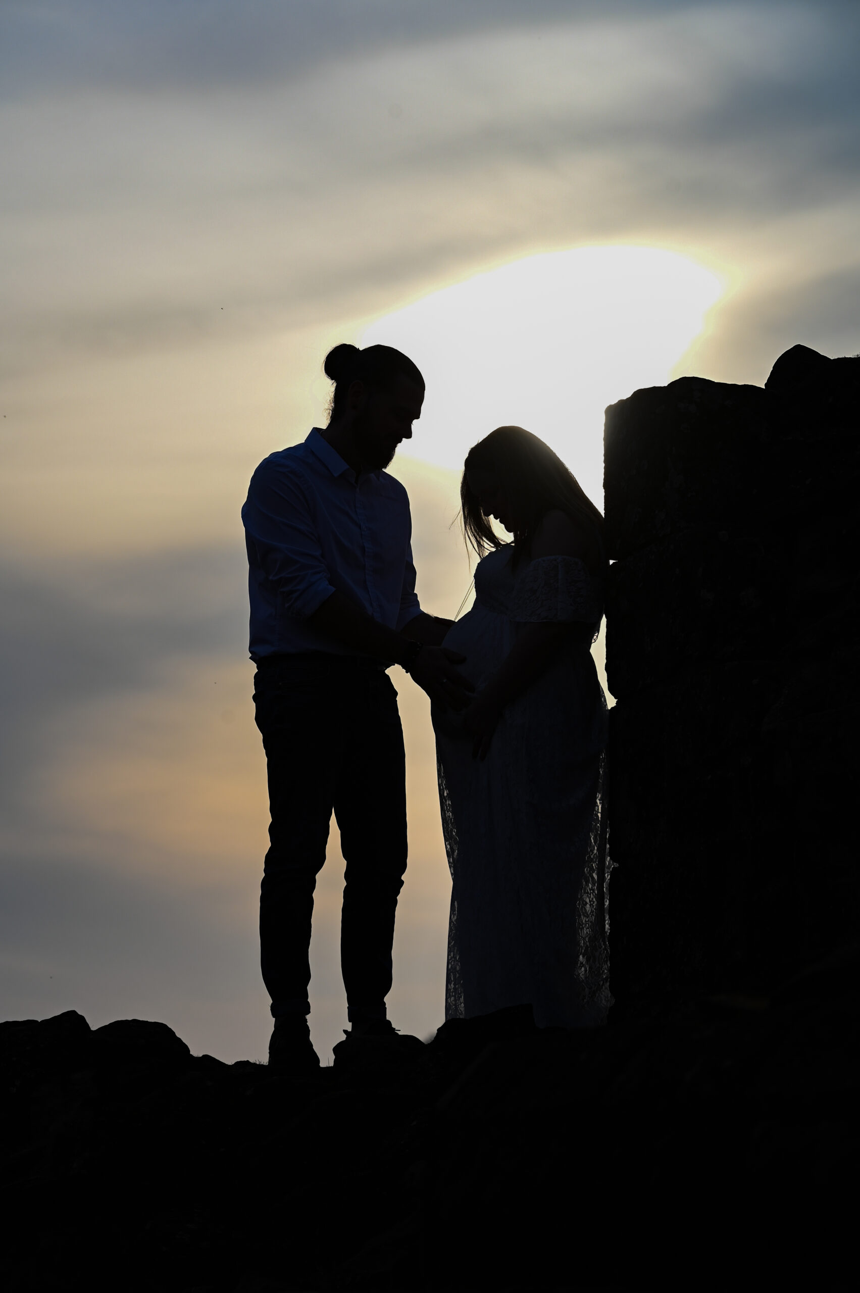 photo grossesse couple extérieur coucher de soleil tendresse complicité regard de l'autre contre jour