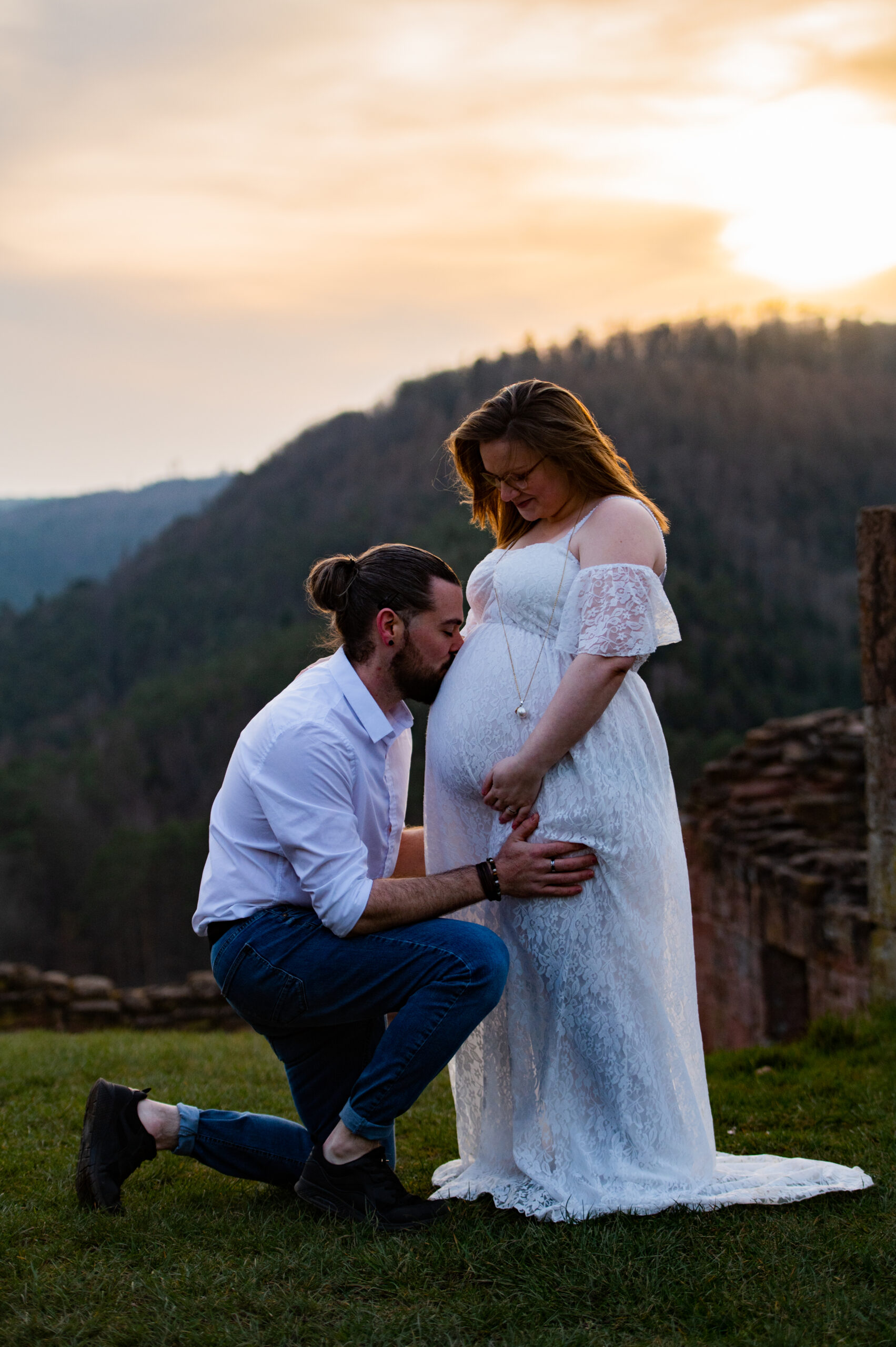 photo grossesse couple extérieur coucher de soleil tendresse complicité regard de l'autre