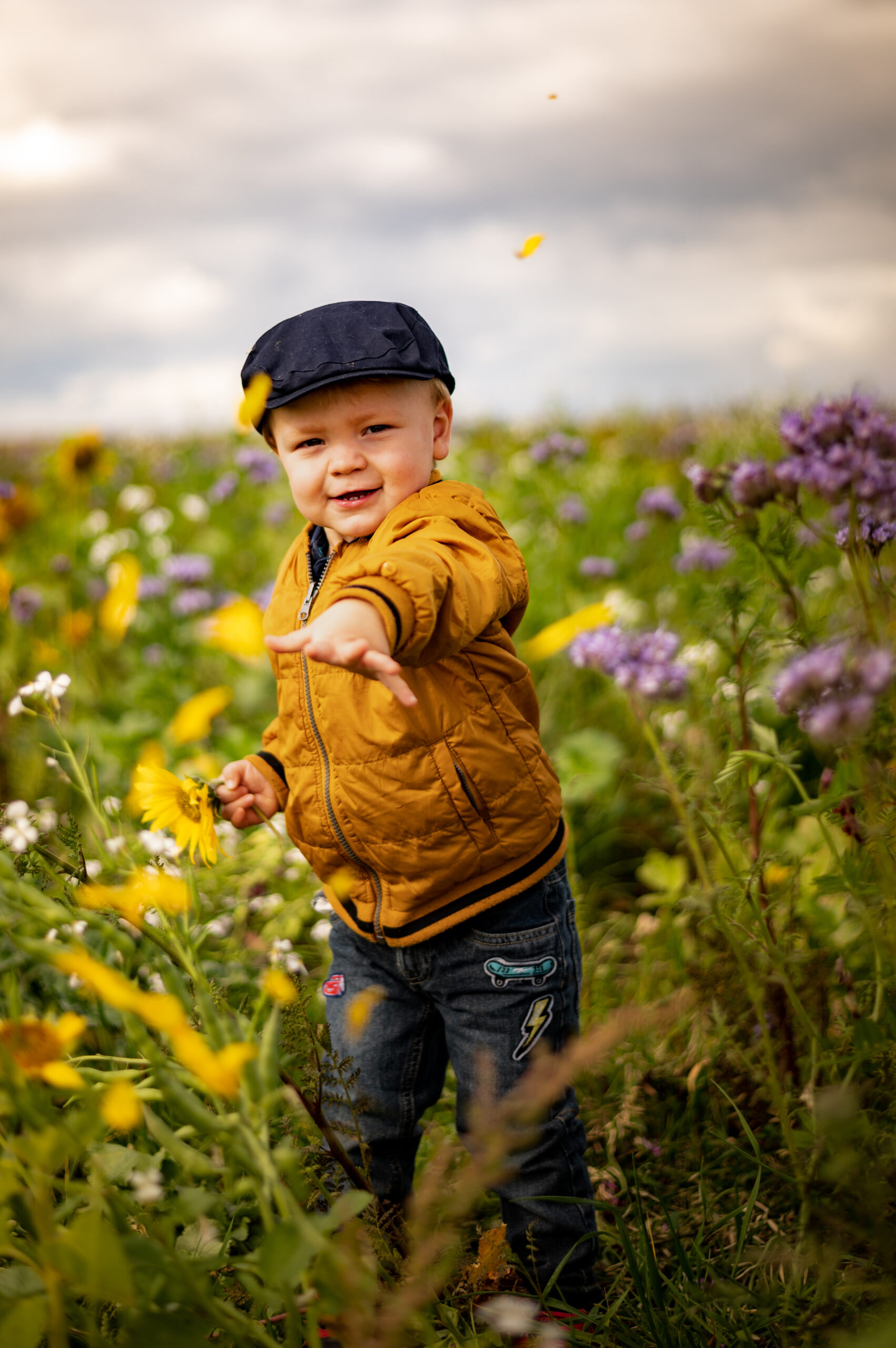 photo enfant grand est alsace lorraine photographe professionnelle naturelle extérieur originale fun fleur garçon frere