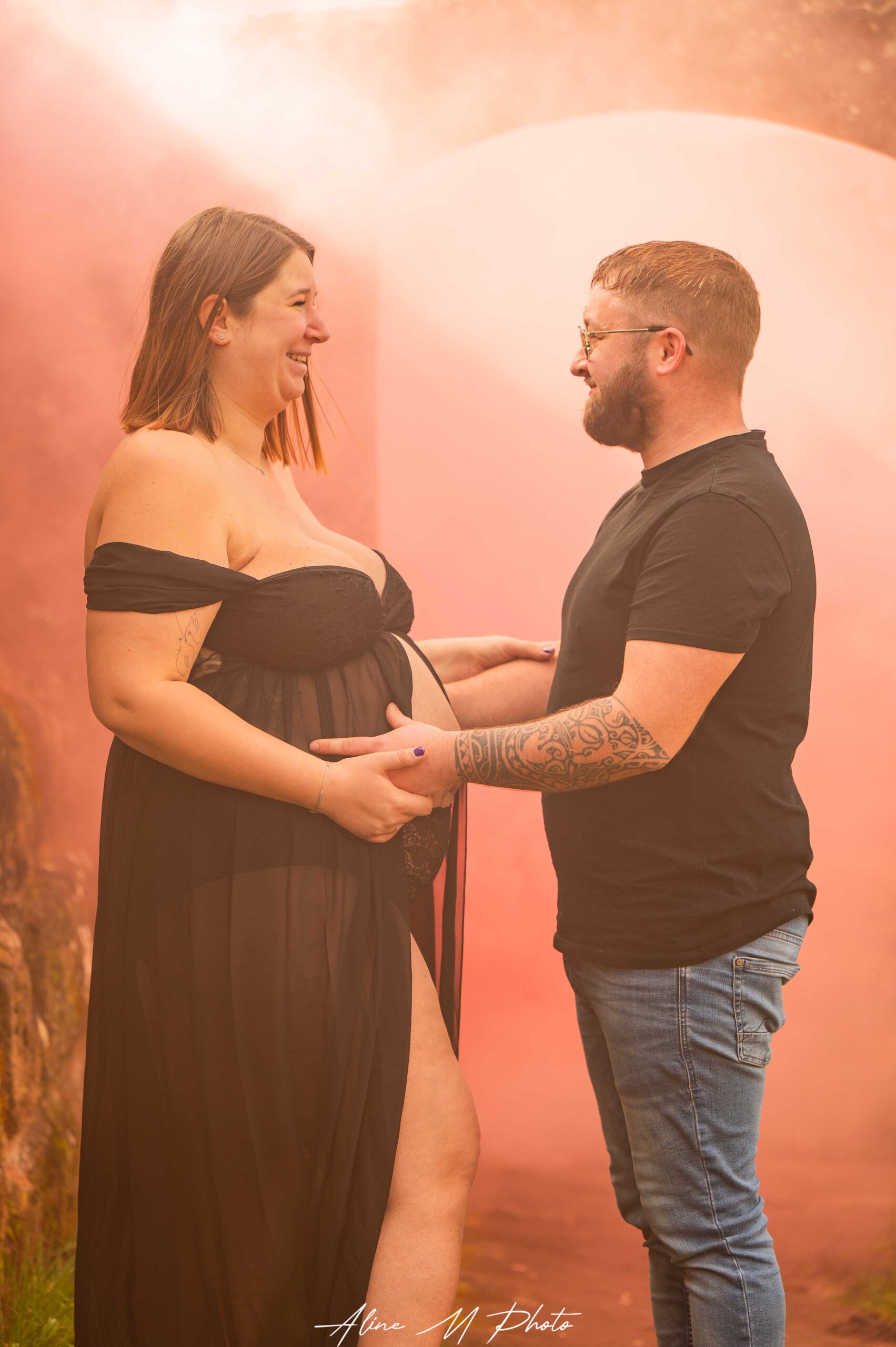 photo photographie grossesse nature naturel alsace lorraine naturel paysage douceur simplicité extérieur naturelle animaux simple chien dehors studio famille enfant belle robe couple fumigène